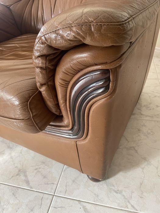 Sofá cama em pele com 2 cadeirões