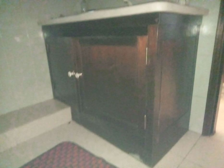 Móvel em mogno de casa de banho e pedra mármore