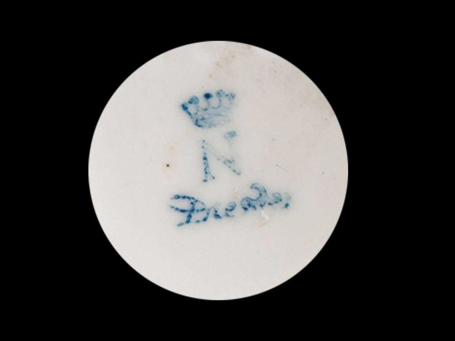 Menina com cesto de flores - porcelana Dresden