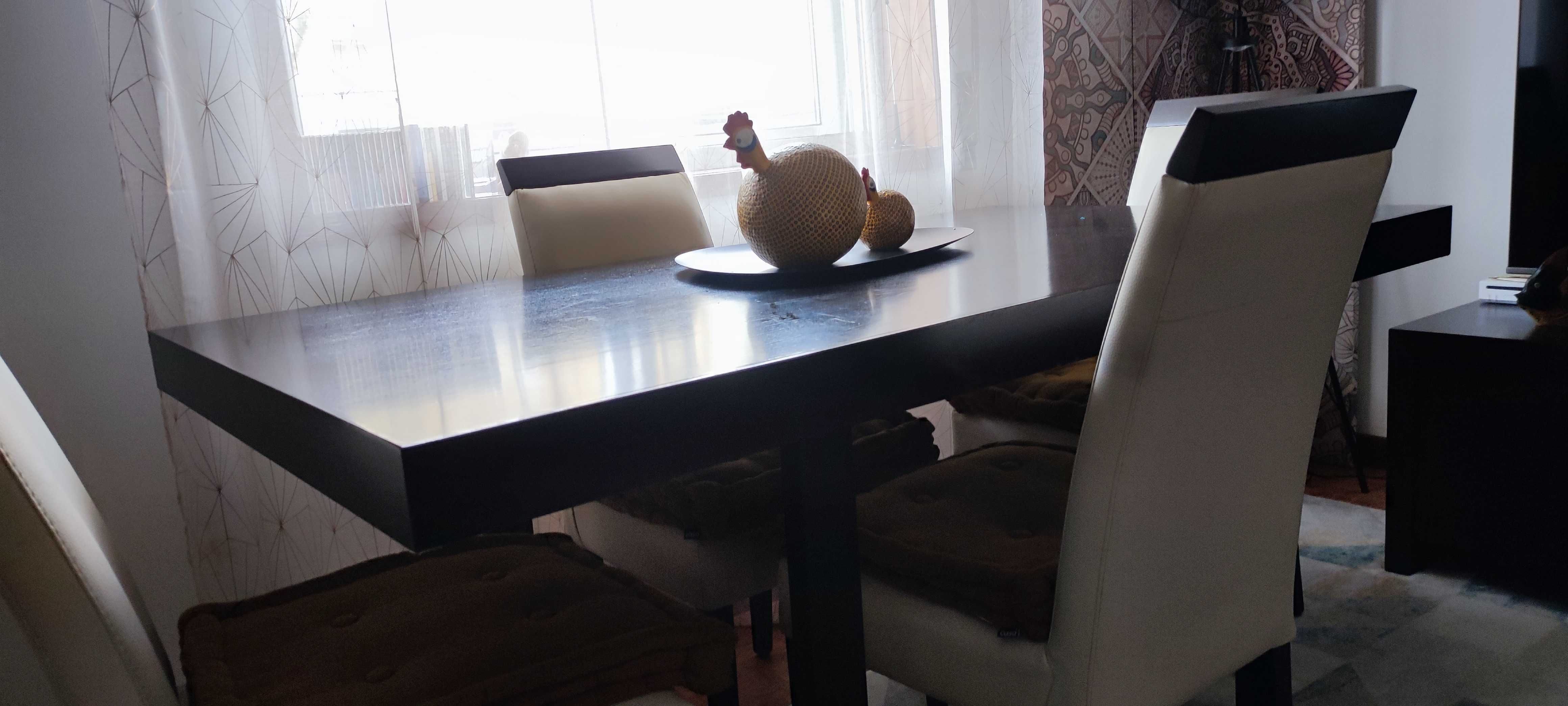 Mesa em carvalho escuro (wengé) com 4 cadeiras almofadadas