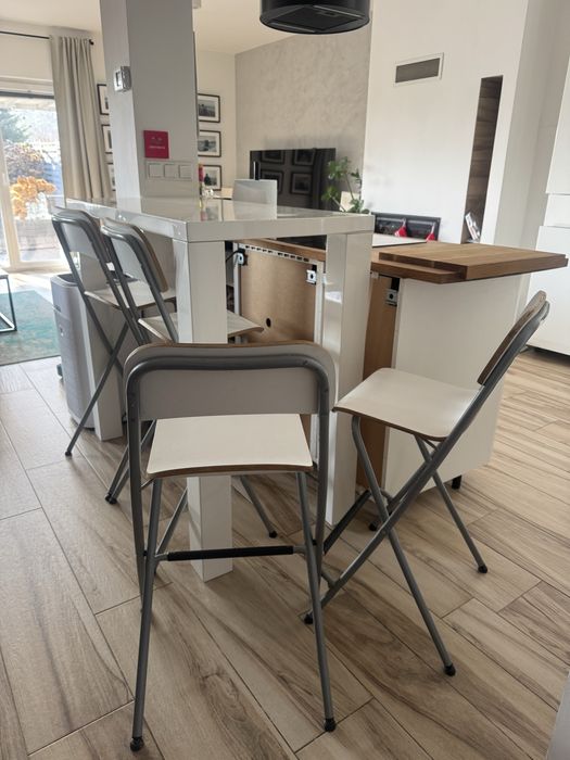 Stol barowy (bialy polysk) z 4 hokerami z ikea