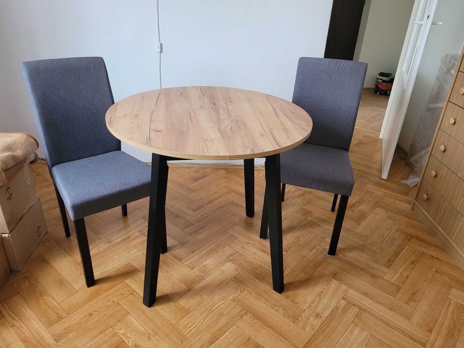 Okrągły stół zloty dąb + 2 krzesła szare