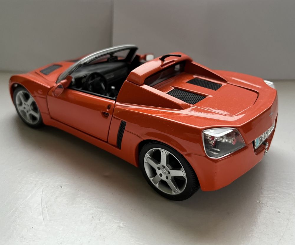 Model samochodu w skali 1:18 Opel Speedster Maisto Norev Bburago