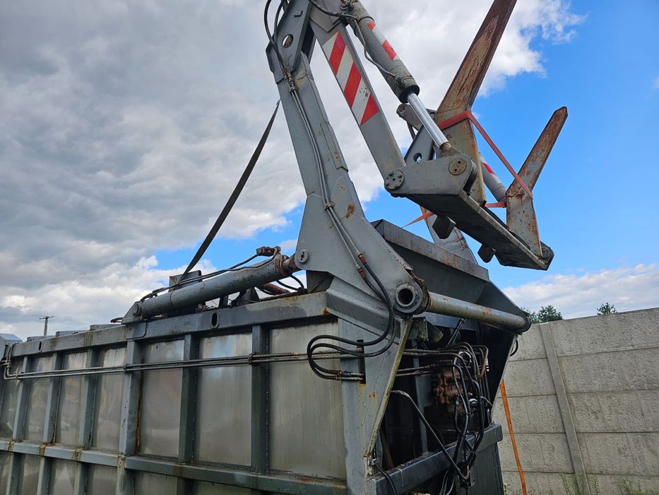 Zabudowa z blachy kwasoodpornej z widłami hydraulicznymi z przodu
