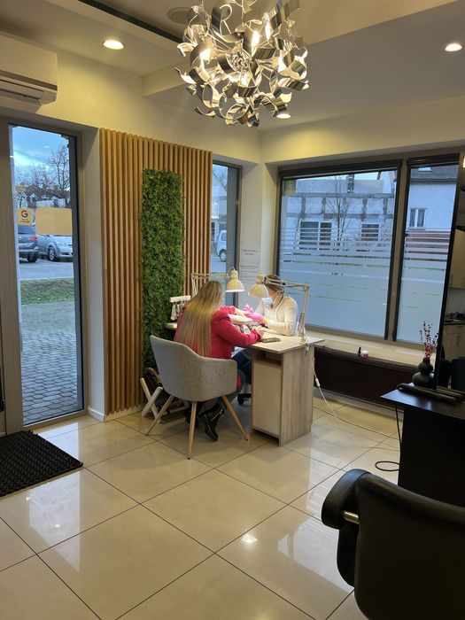 Podnajme miejsce na paznokcie w salonie fryzjerskim. Centrum Pruszcza