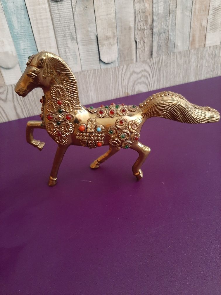 Cavalo em Bronze trabalhado com pedras incrustadas.