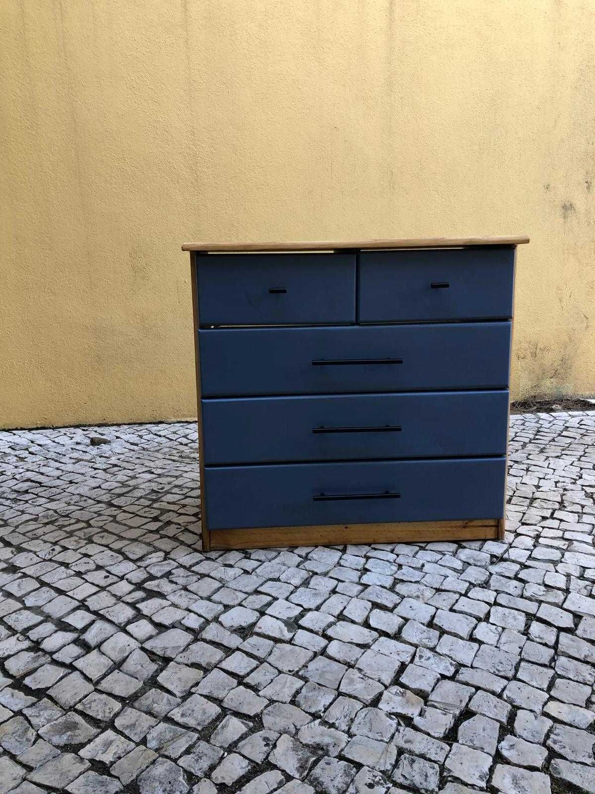 Cómoda em Pinho com Gavetas