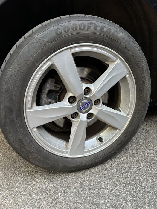 Чорний Volvo V40