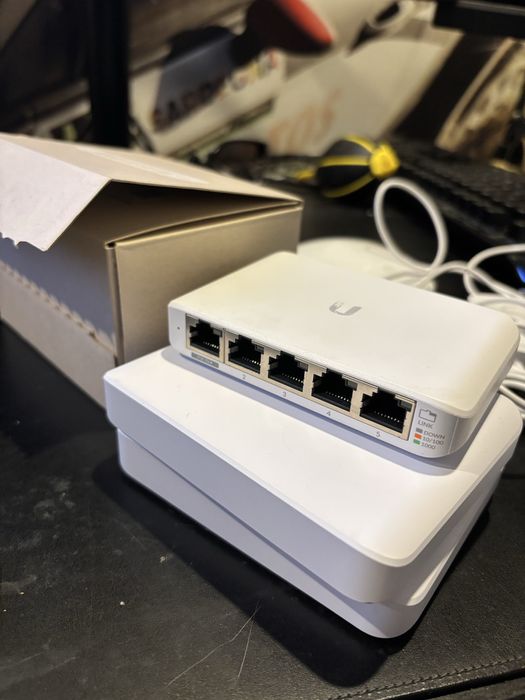 2x Ubiquiti USW-Flex-2.5G-5  Ubiquiti USW-Flex-mini