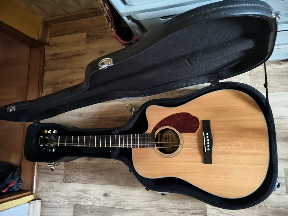 Gitara elektroakustyczna Fender z futerałem