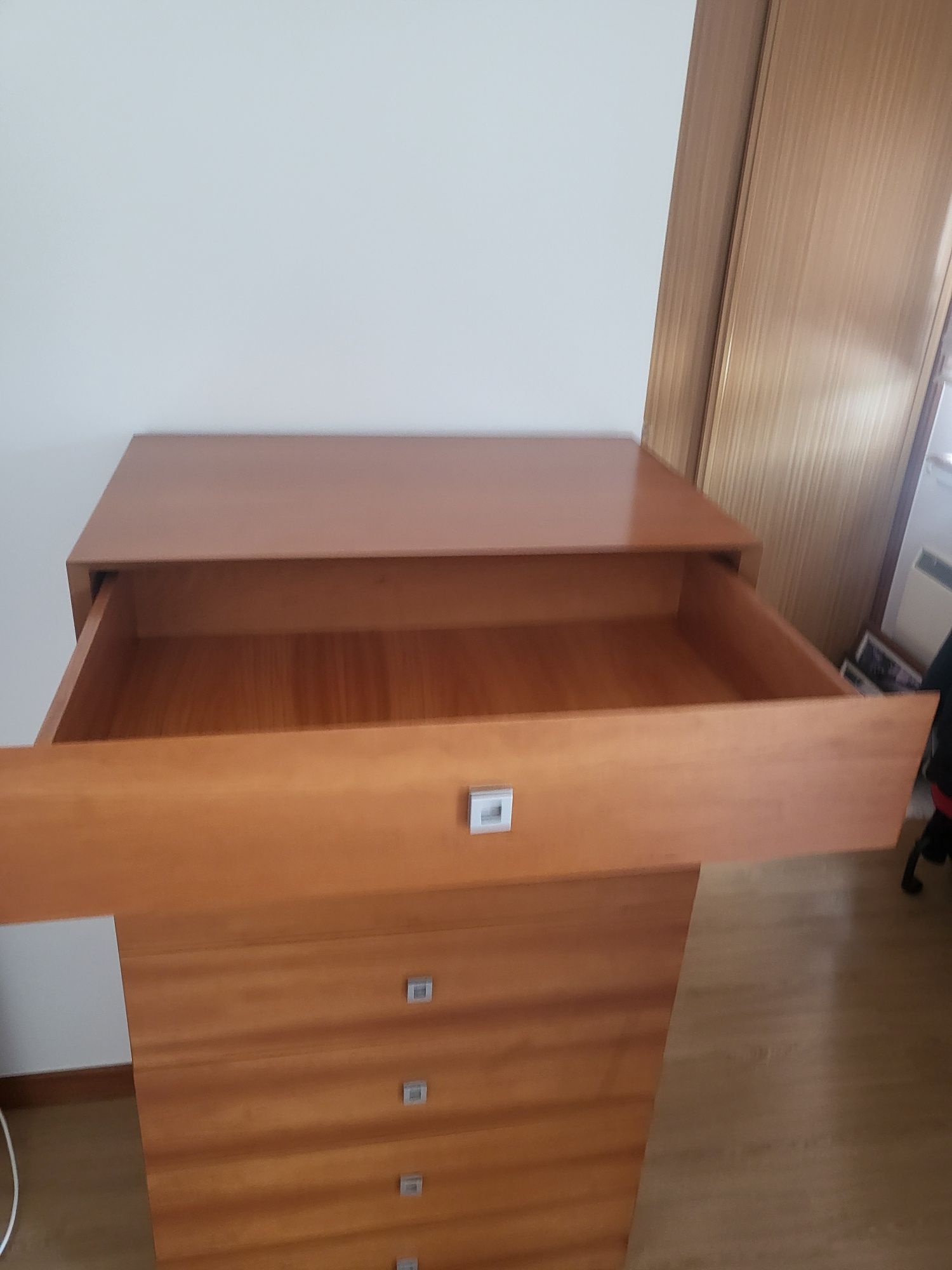 Mobiliário de quarto - Cama Kingsize, mesas de cabeceira e camiseiro
