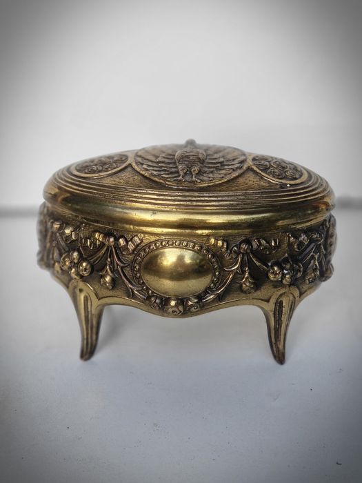 Szkatułka na biżuterię (mosiądz)wys 9-14-9 cm