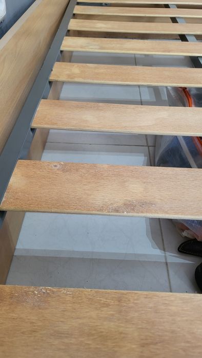 Estrado cama de solteiro/a. Em bom estado.  90x200 m