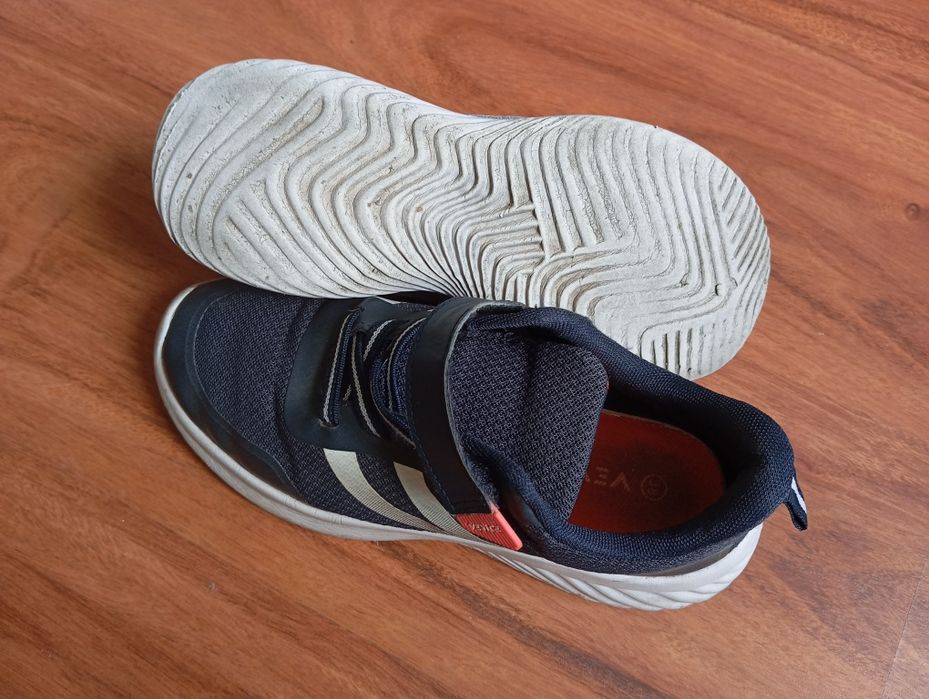 Кросівки Venice чудовий стан р.38 устілка 24,5 см