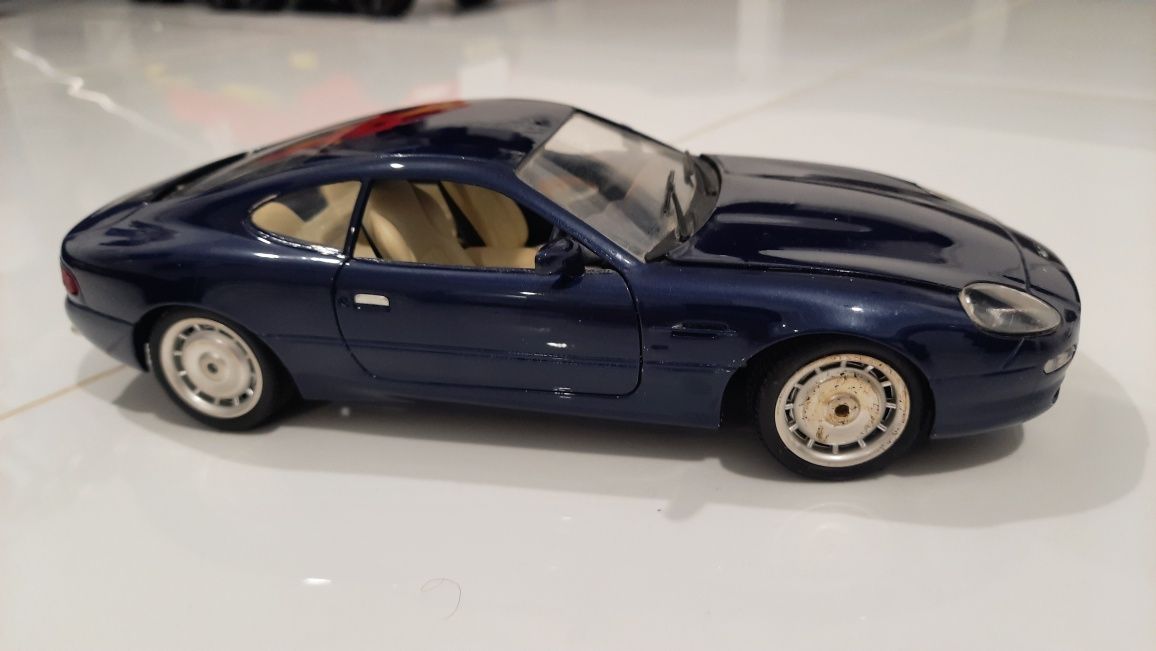 Model Aston Martin