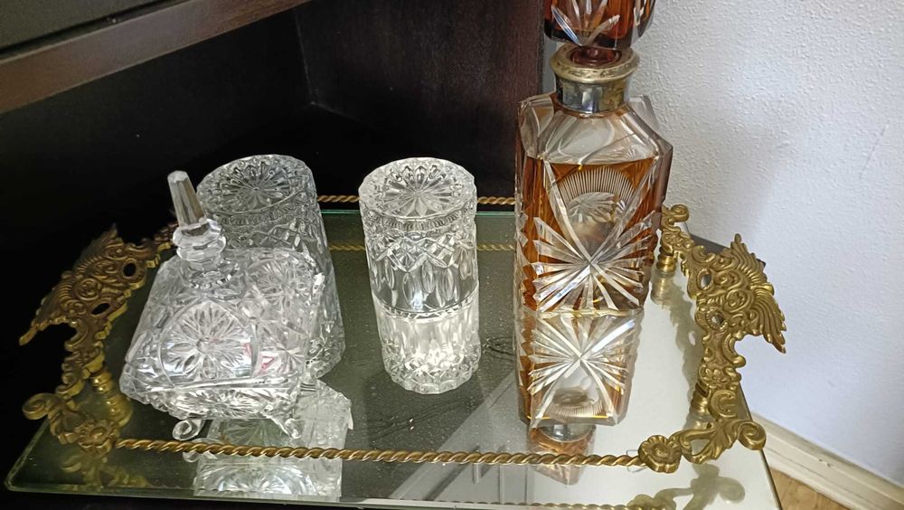 Loiças finas de porcelana dourada de valor incalculável