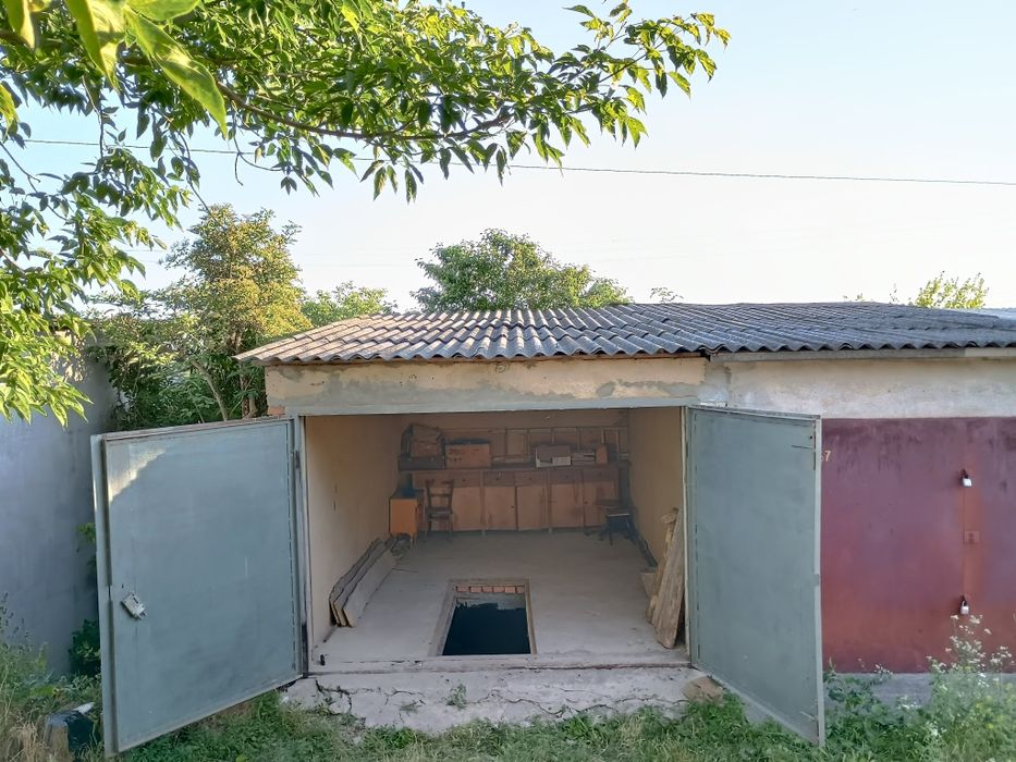 Капітальний гараж з червоної цегли