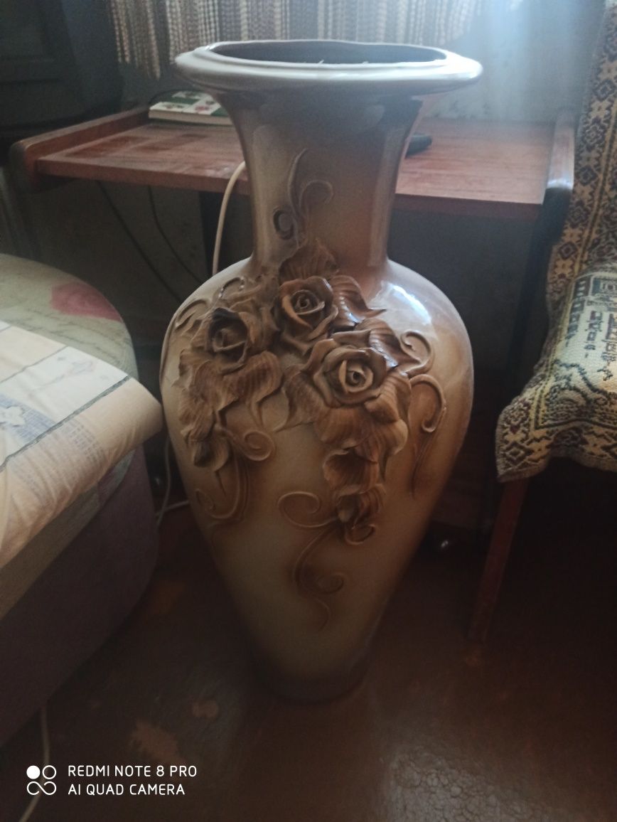 Продам вазу напольную. Срочно.