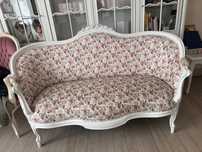 Sofa w kwiaty biała zdobiona szer 170 cm