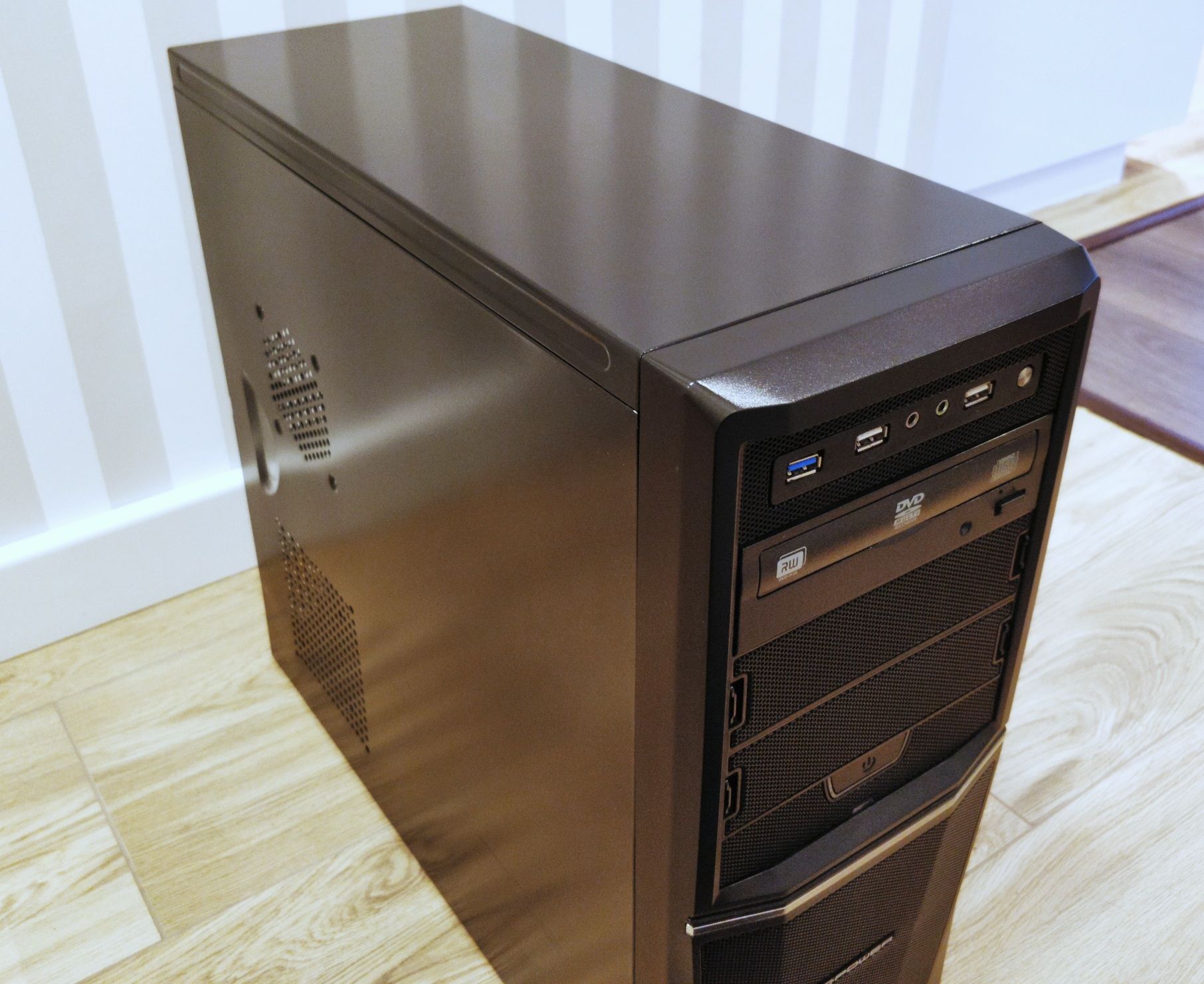 Komputer stacjonarny desktop wydajny Core i5, 16GB RAM, SSD 256GB GWAR