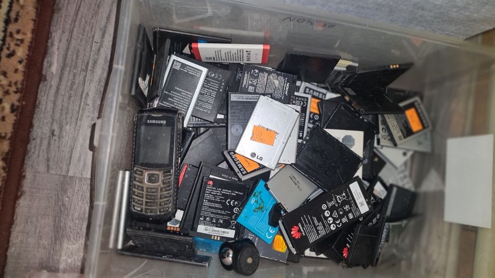 Baterie do starszych telefonów cały pojemnik