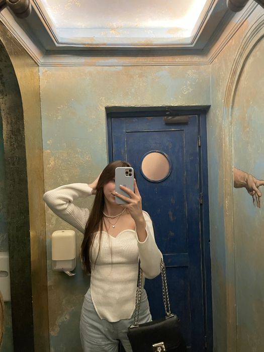 трендова кофтинка у білому кольорі