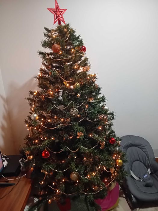 Arvore de Natal com luzes e decoração