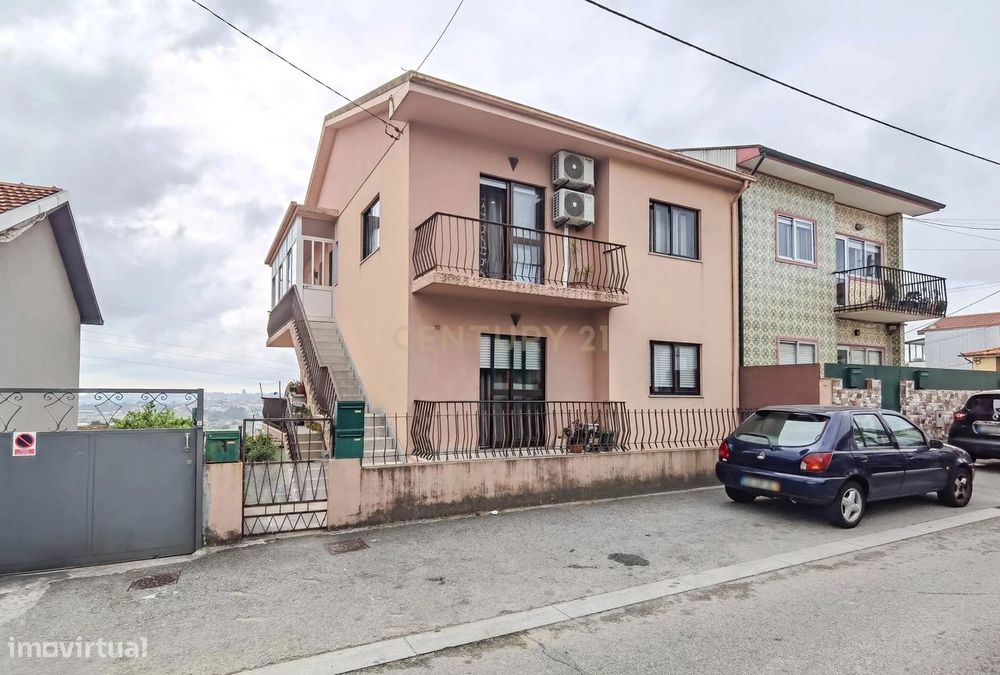 Moradia com 3 Frentes | 3 Apartamentos T2 + Moradia Térrea + Quintal |