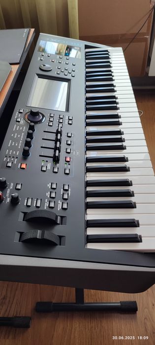 Yamaha MODX 6 (Roland, Korg, Moog, Nord)