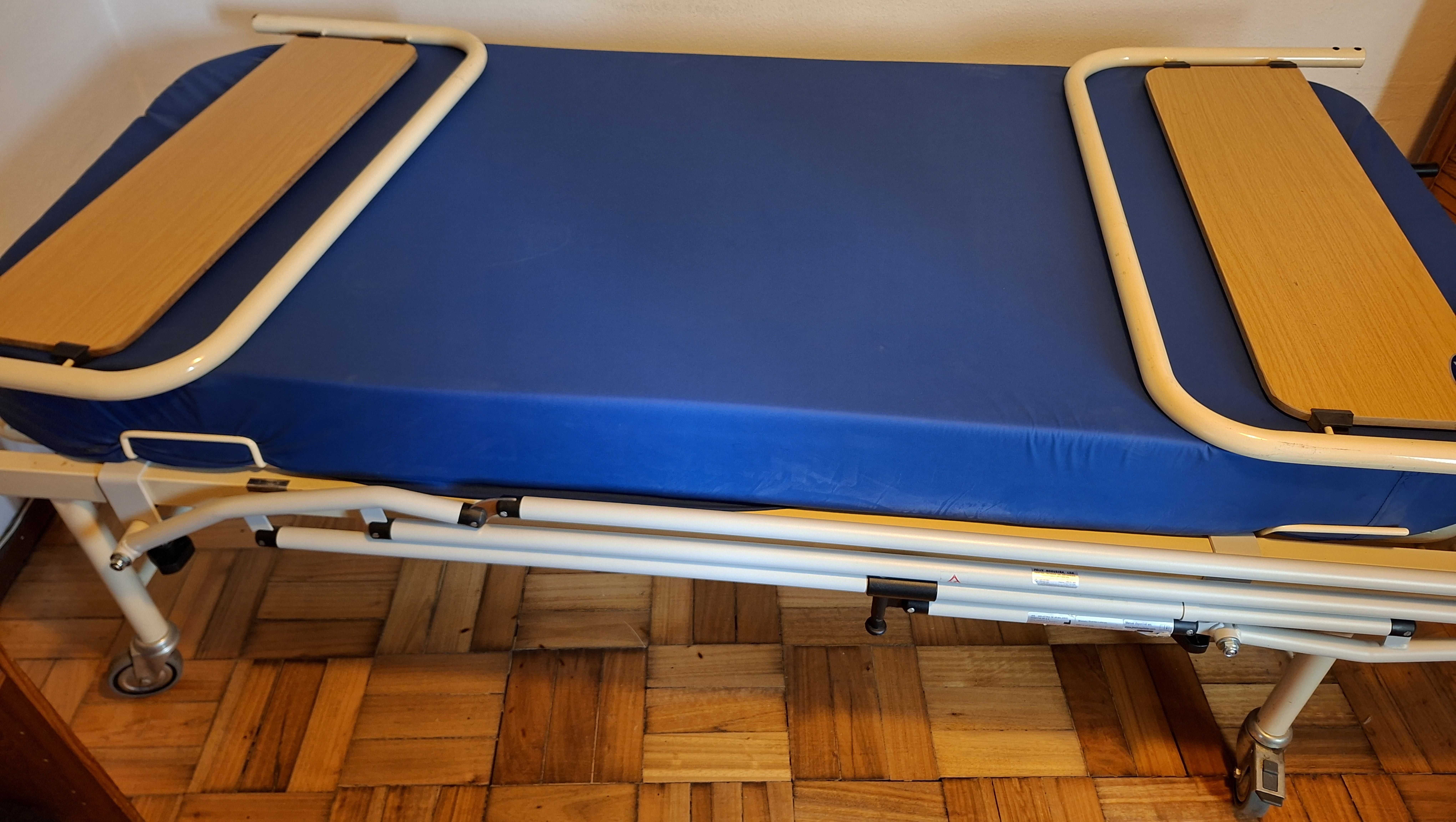 Cama articulada manual com grades rebatíveis (Invacare)