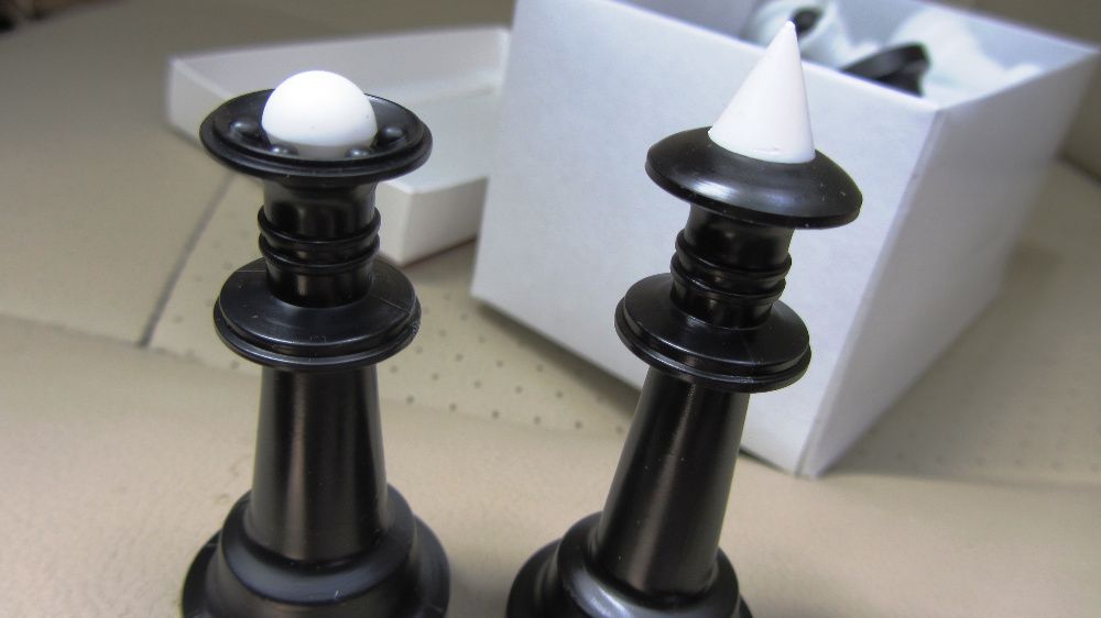 шахматы новые шахматные фигуры в коробке, хороший подарок