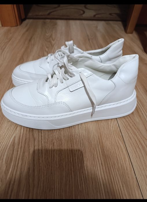 Продам кросівки жіночі