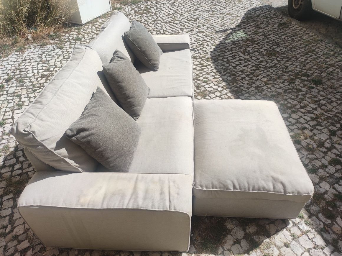 Sofá para três pessoas com respousa pés