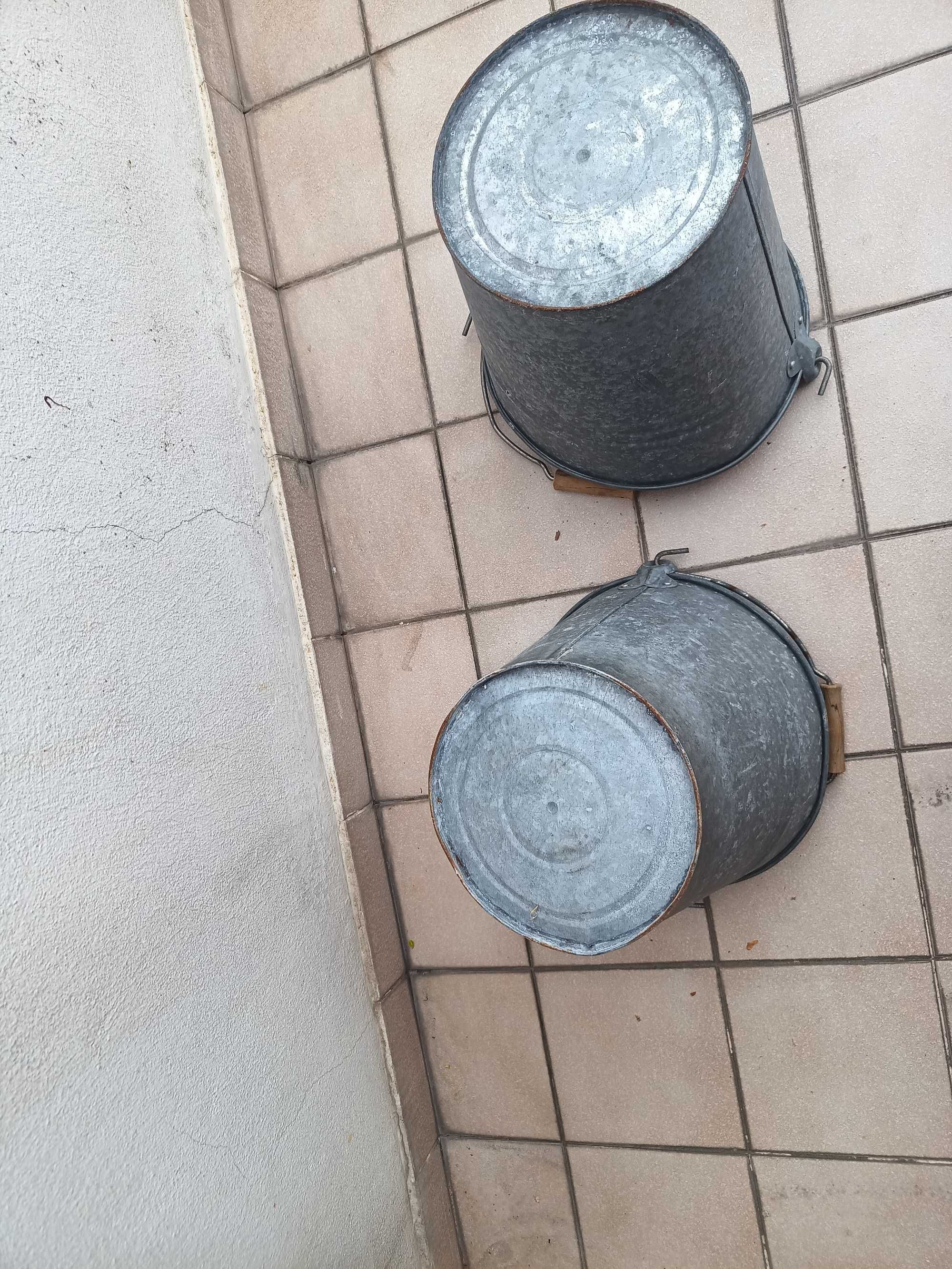 Dois baldes em folha com asa em ferro e dois baldes em ferro  pequenos