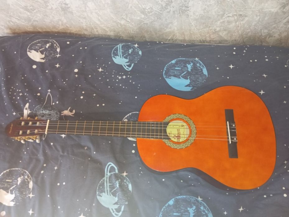 Продам гітару Класичну Max tone