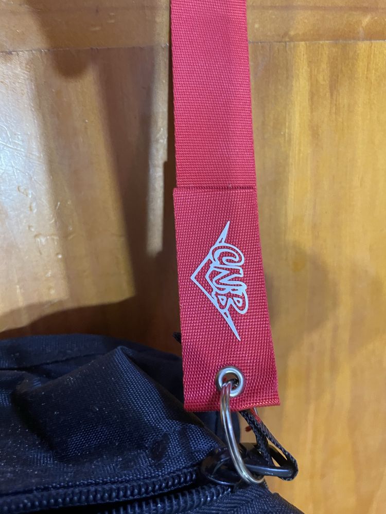 Guitarra Rocio R-10BK com suporte de palhetas