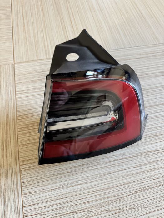 Tesla model 3Y задній правий стоп