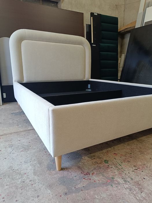 Łóżko tapicerowane na wymiar półokrągłe baranek boucle producent