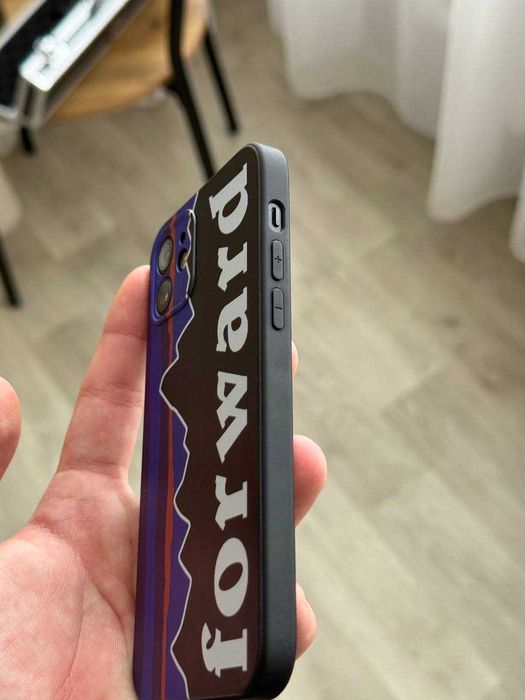 чохол з написом “forward”