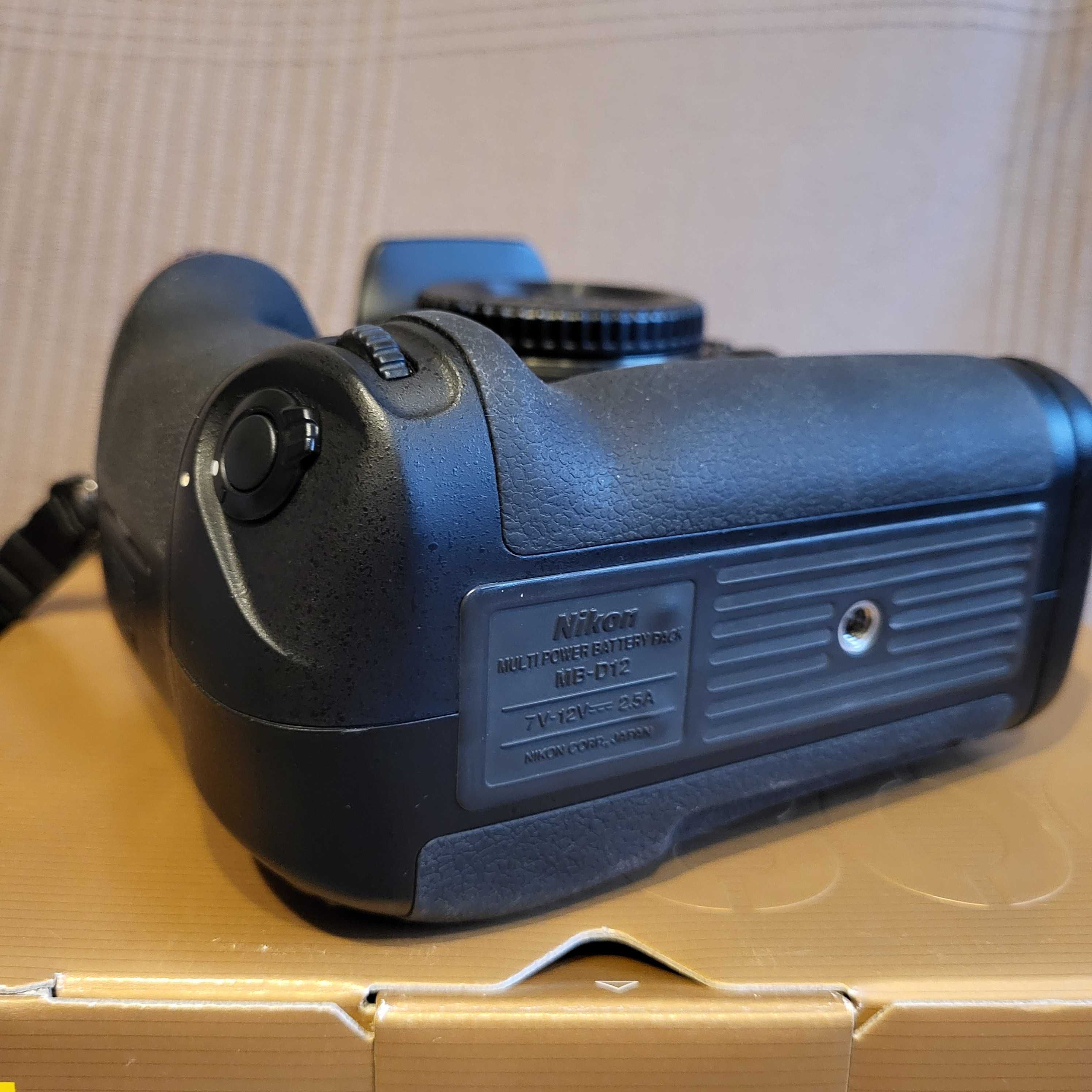Nikon D800 z oryginalnym  uchwytem MB-D12