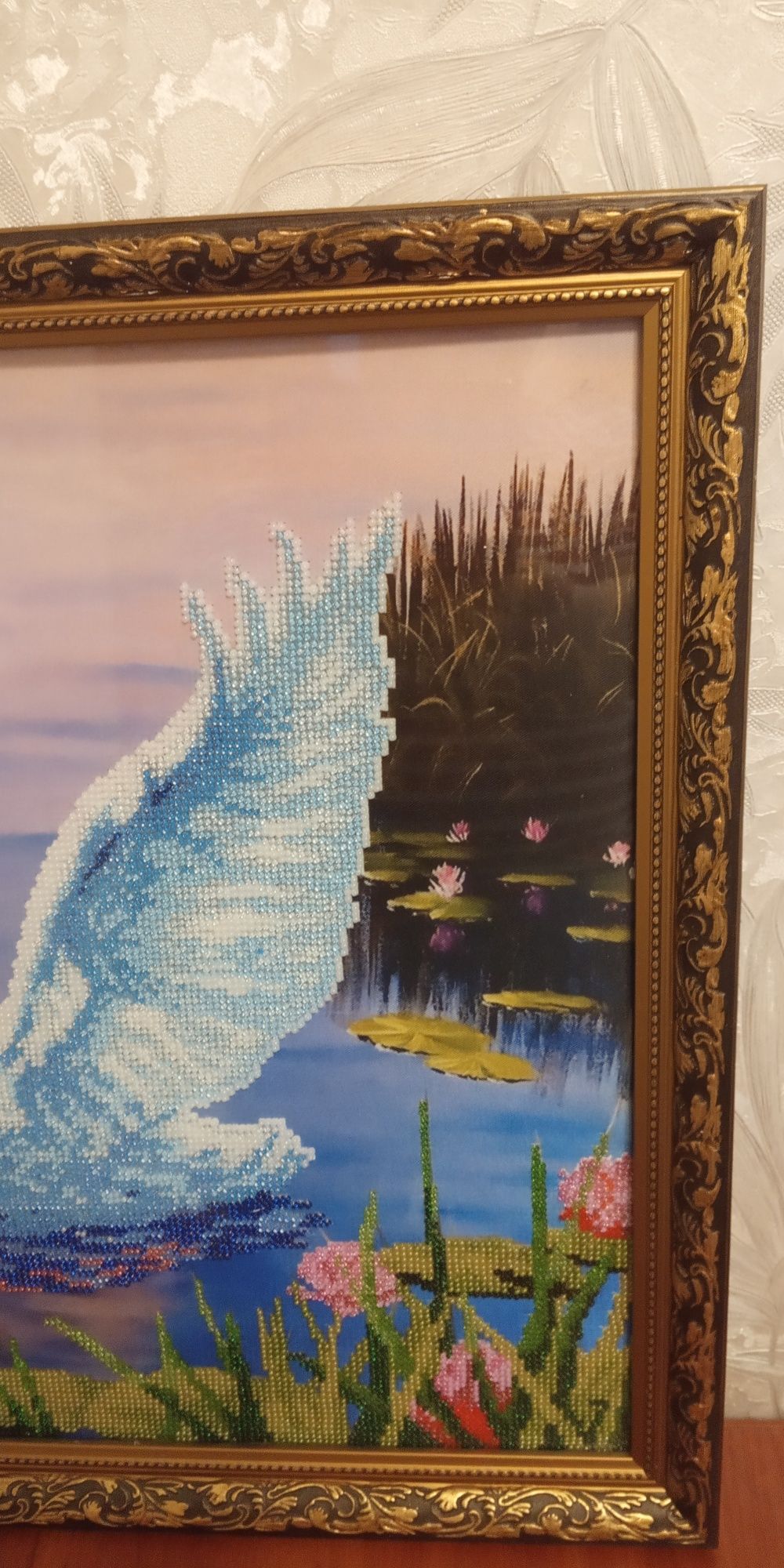 Картина "Лебеді"вишита з бісеру.