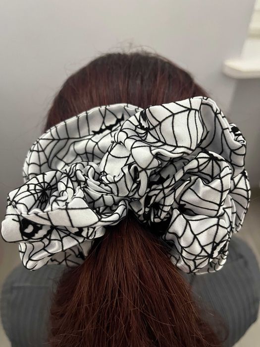 Duża halloweenowa gumka scrunchie – biała z motywem pajęczyny