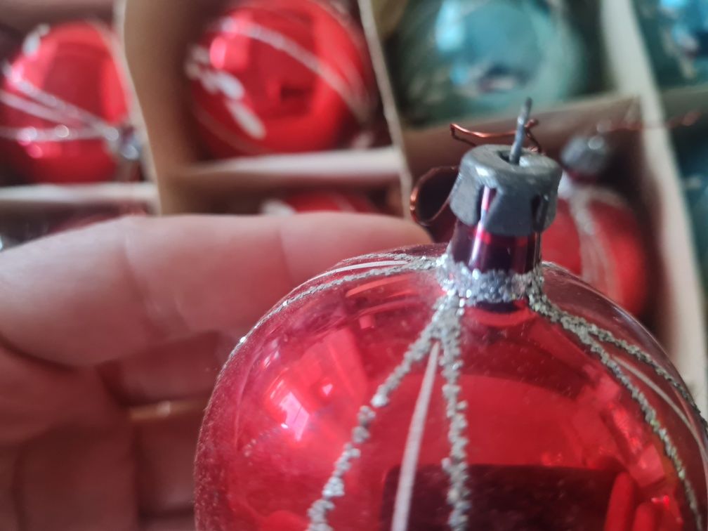 Czerwone i niebieskie, srebrne listki, bombki z PRL
