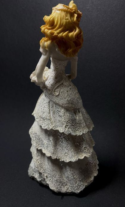 Статуетка нареченої в білій сукні