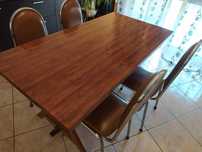 Mesa de madeira com 4 cadeiras