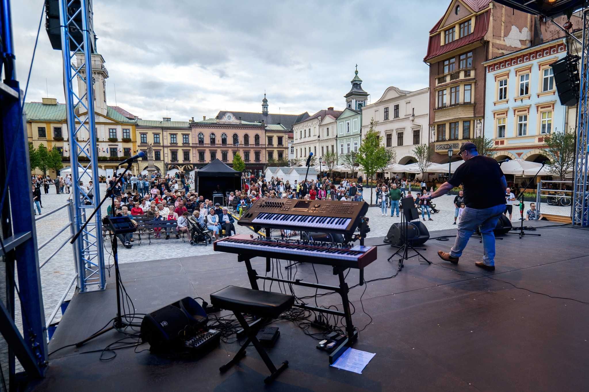 Technika Estradowa, Nagłośnienie, Oświetlenie, Ekran, Scena, Agregat