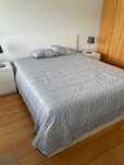 Cama + 2 mesas de cabeceira