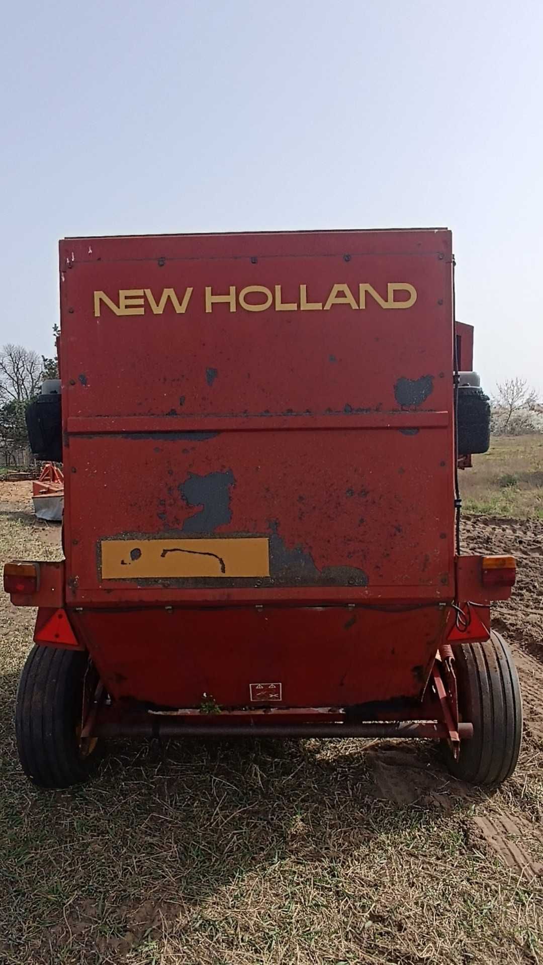 Prasa New Holland 835