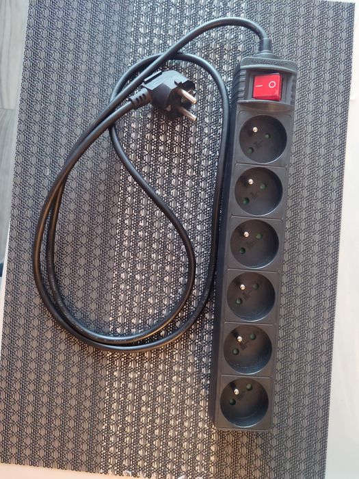 Listwa zasilająca z wylacznikiem .