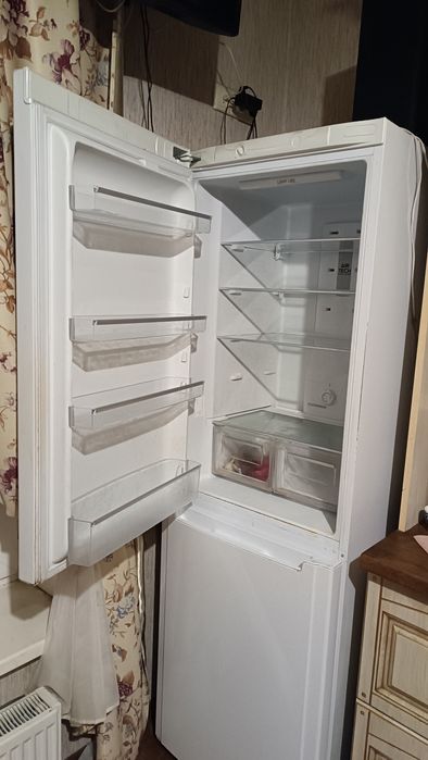 Холодільник Hotpoint Ariston.